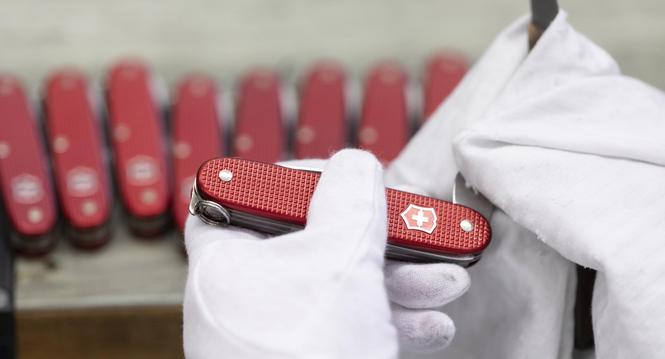 Victorinox, Messer Produktion, in Bach SZ fotografiert am 10.Juli 2018.

Jede Victorinox Messer wird auf Funktion geprÃ¼ft und gereinigt vor der Verpacken
(KEYSTONE/Gaetan Bally)