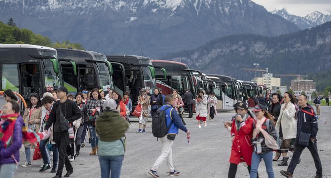 Der Busparkplatz der 4'000 Personen grossen chinesischen Reisegruppe der Kosmetikfirma "Jeunesse Global" auf der Allmend in Luzern, am Montag, 13. Mai 2019. (KEYSTONE/Urs Flueeler)